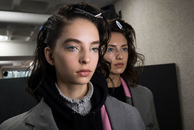 Makijaż jesień-zima 2018: brokat i blask (Natasha Zinko)