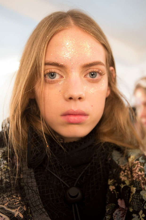 Makijaż jesień-zima 2018: brokat