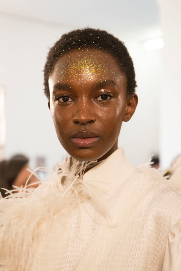 Makijaż jesień-zima 2018: brokat (Preen by Thornton Bregazzi)