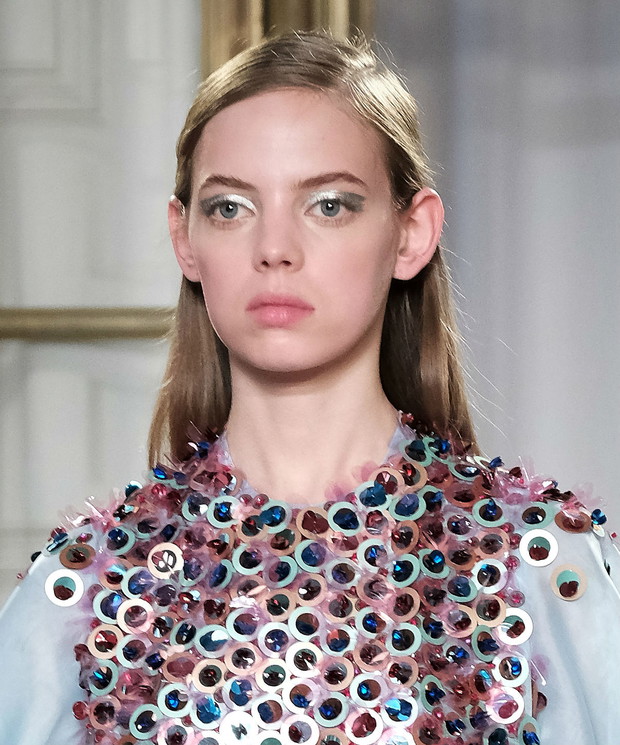 Makijaż jesień-zima 2018: efekt glow (Delpozo)