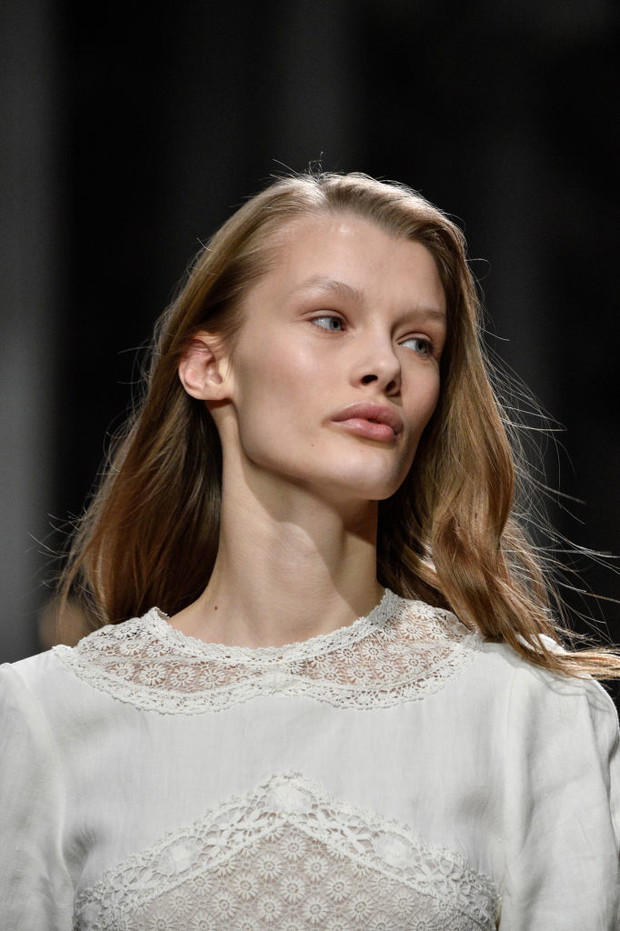 Makijaż jesień-zima 2018: efekt glow (Isabel Marant)