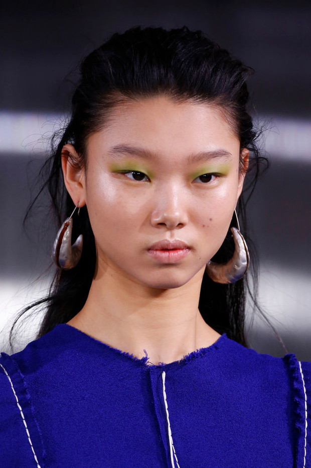 Makijaż jesień-zima 2018: linie koloru, Marni