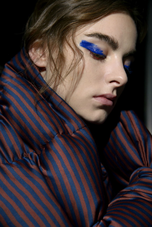 Makijaż jesień-zima 2018: linie koloru