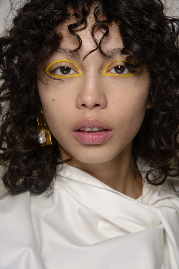 Makijaż jesień-zima 2018: linie koloru