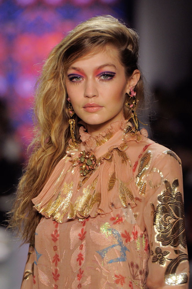 Makijaż jesień-zima 2018: mocne rzęsy (Anna Sui)