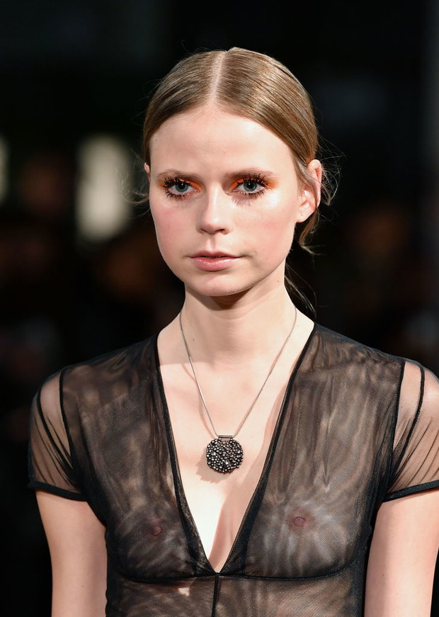 Makijaż jesień-zima 2018: mocne rzęsy (Katie Gallagher)