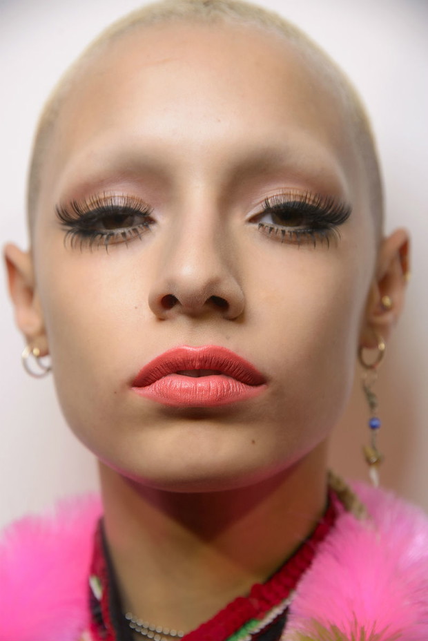 Makijaż jesień-zima 2018: mocne rzęsy