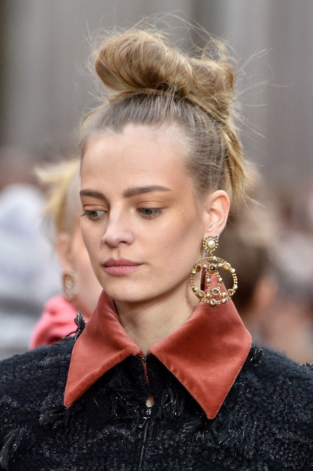 Modne fryzury jesień-zima 2018: kok (Chanel)