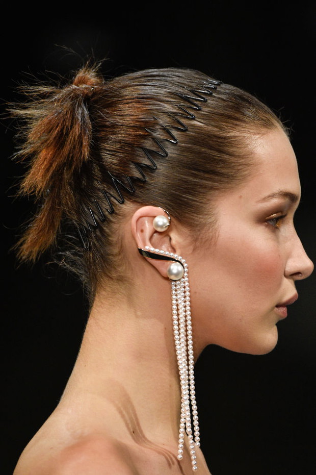 Modne fryzury jesień-zima 2018: kok (Prabal Gurung)