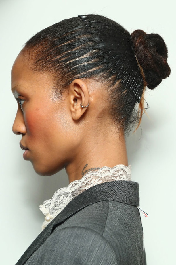 Modne fryzury jesień-zima 2018: kok (Prabal Gurung)