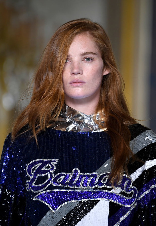 Modne fryzury jesień-zima 2018: zmierzwione fale (Balmain)