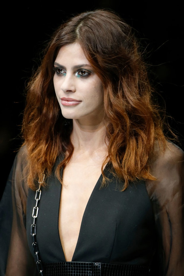 Modne fryzury jesień-zima 2018: zmierzwione fale (Emporio Armani)