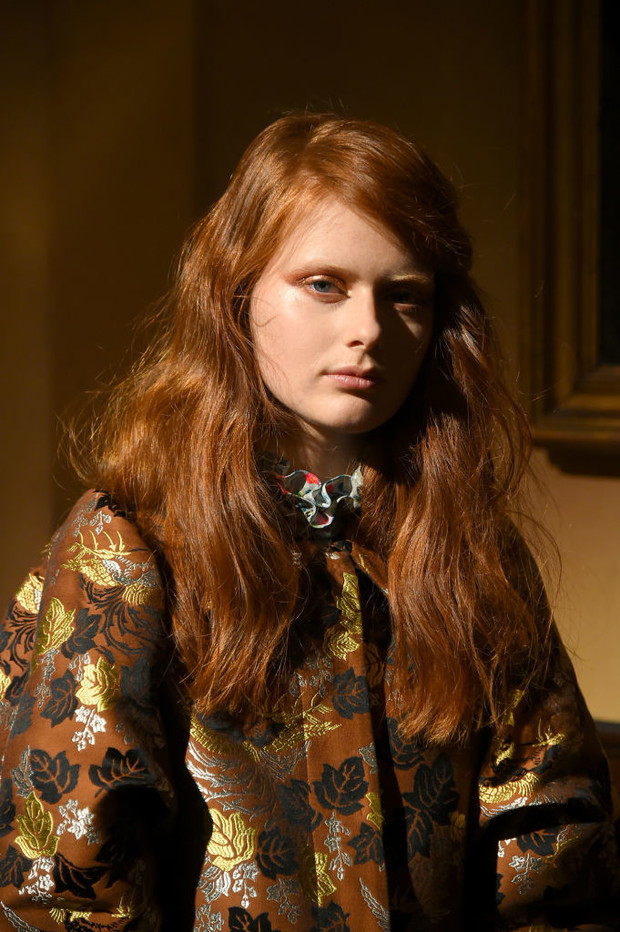 Modne fryzury jesień-zima 2018: zmierzwione fale (Jill Stuart)