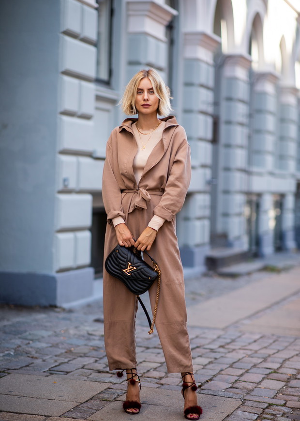 Modne kolory na jesień 2018 Pantone: Almond Buff