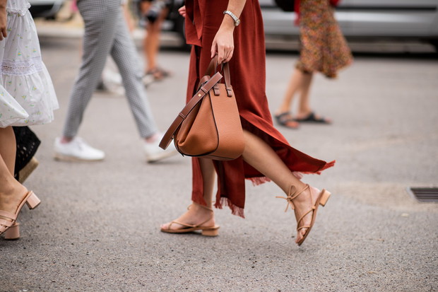 Modne kolory na jesień 2018 Pantone: Meerkat