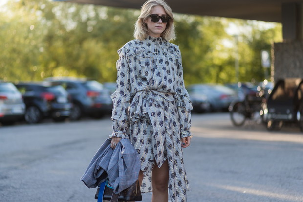 Sukienka w kwiaty na wyprzedaży i sukienka w kwiaty na jesień