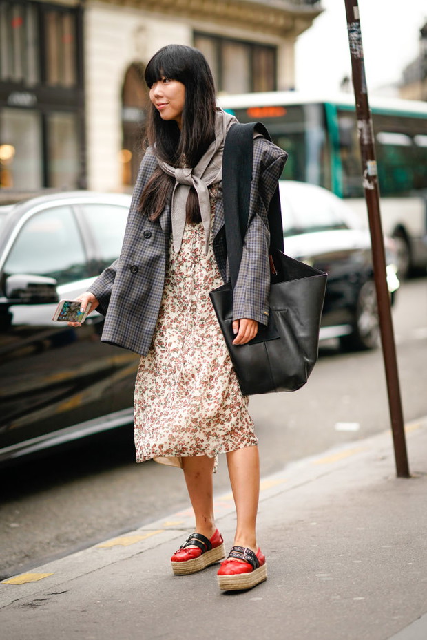 Sukienka w kwiaty na wyprzedaży i sukienka w kwiaty na jesień