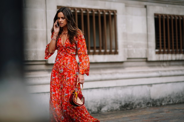 Sukienka w kwiaty na wyprzedaży i sukienka w kwiaty na jesień