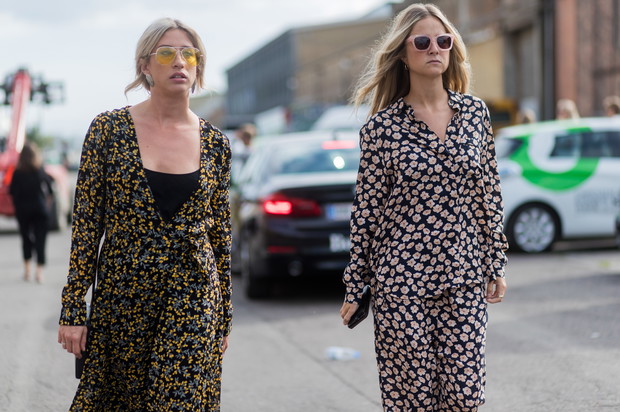 Sukienka w kwiaty na wyprzedaży i sukienka w kwiaty na jesień