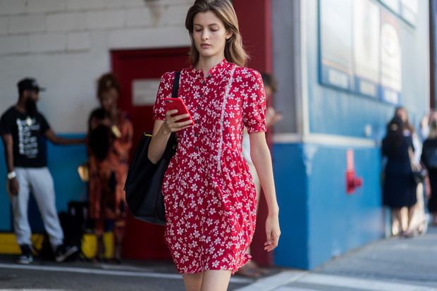 Sukienka w kwiaty na wyprzedaży i sukienka w kwiaty na jesień