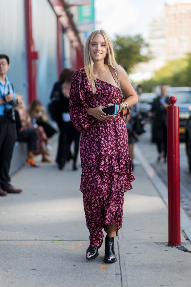 Sukienka w kwiaty na wyprzedaży i sukienka w kwiaty na jesień