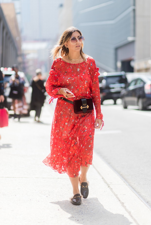 Sukienka w kwiaty na wyprzedaży i sukienka w kwiaty na jesień