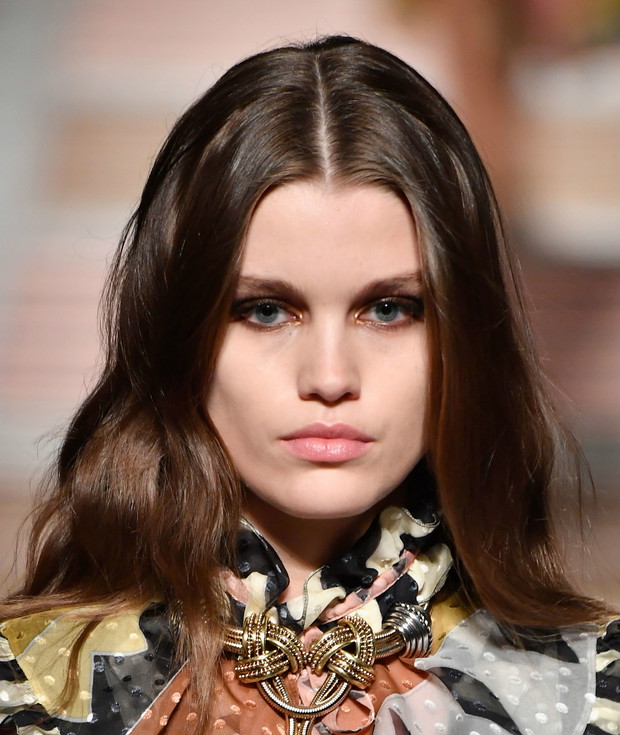 Trendy w makijażu jesień 2018: brązowe smoky eye