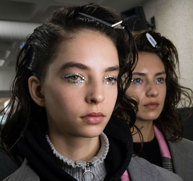 Trendy w makijażu jesień 2018: spektakularny błysk