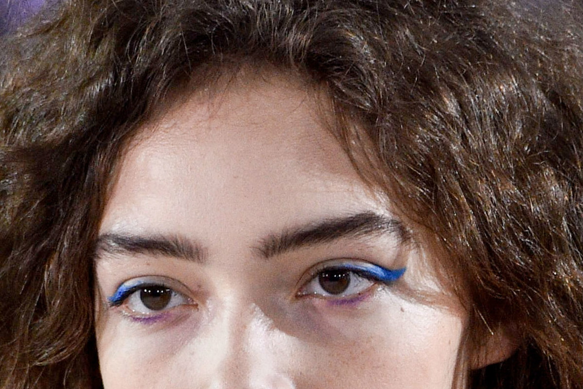 Makijaż oczu jesień 2018: kolorowy eyeliner