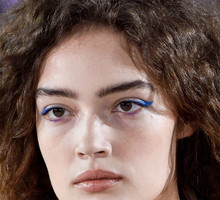 Makijaż oczu jesień 2018: kolorowy eyeliner