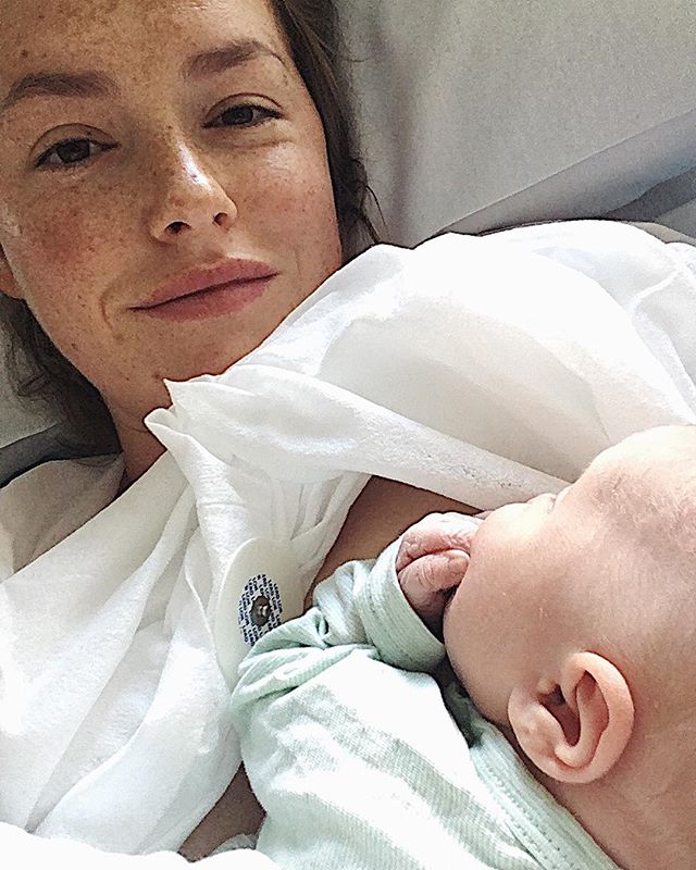 Olga Frycz na pierwszym zdjęciu z córką