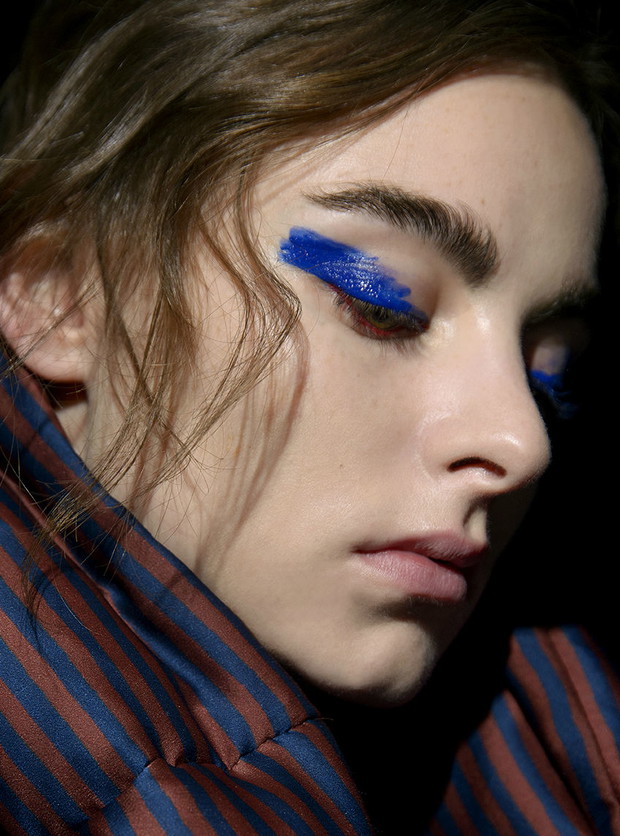 Makijaż oczu jesień 2018: artystyczne pociągnięcie pędzlem