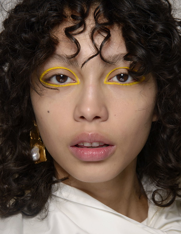 Makijaż oczu jesień 2018: barwny obrys