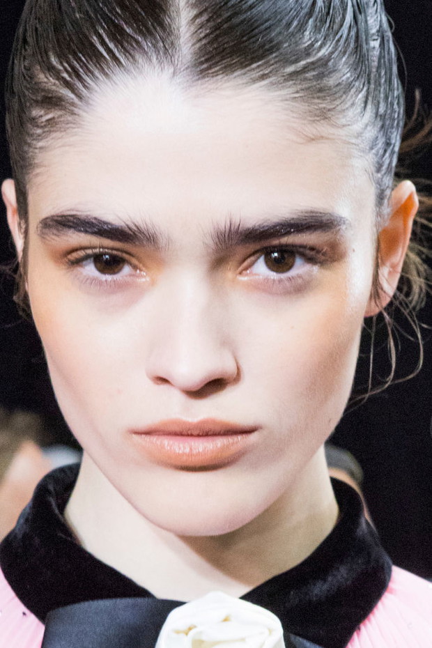 Makijaż oczu jesień 2018: brzoskwiniowy brąz