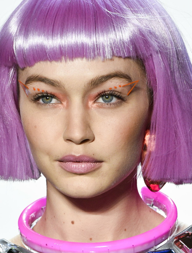 Makijaż oczu jesień 2018: fluo kreski