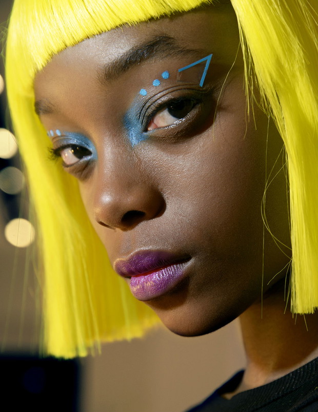 Makijaż oczu jesień 2018: kocia geometria