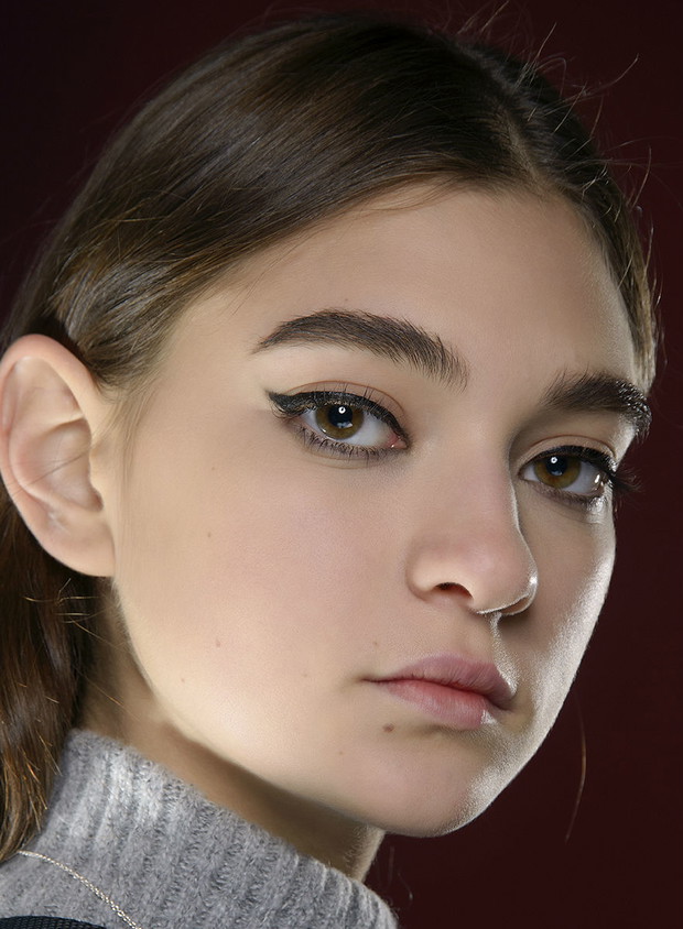 Makijaż oczu jesień 2018: kocie kreski