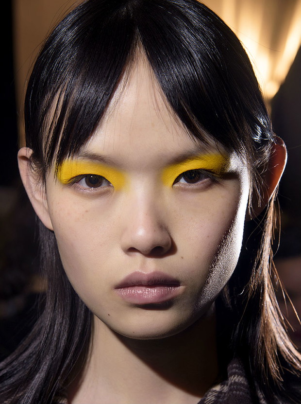 Makijaż oczu jesień 2018: miodowy żółty