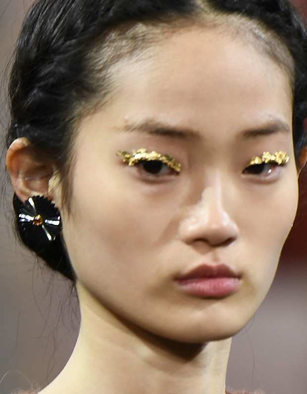 Makijaż oczu jesień 2018: opiłki złota