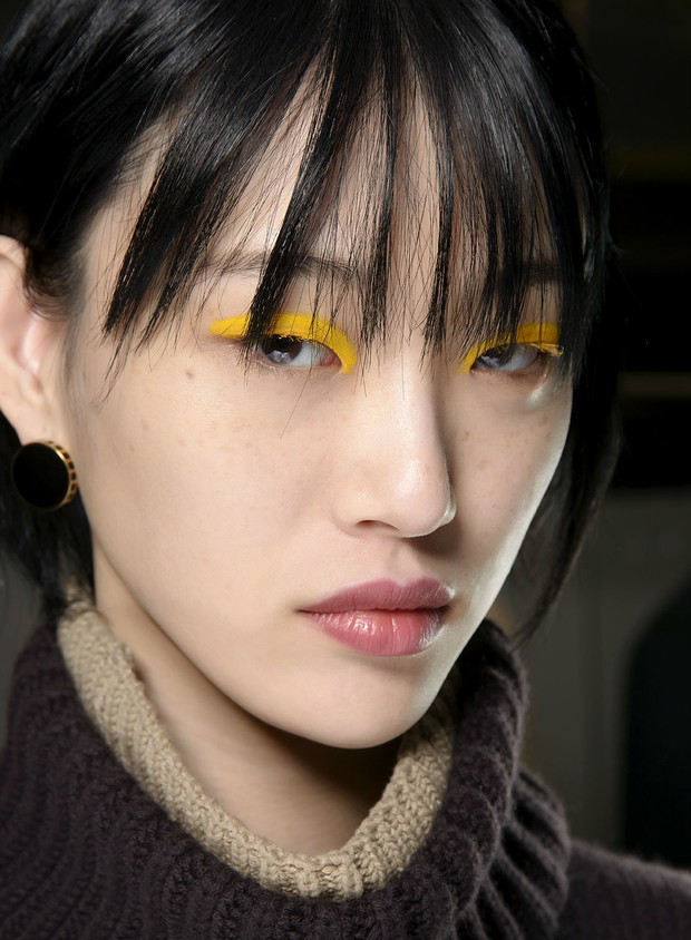 Makijaż oczu jesień 2018: wyrazistekolorowe linie