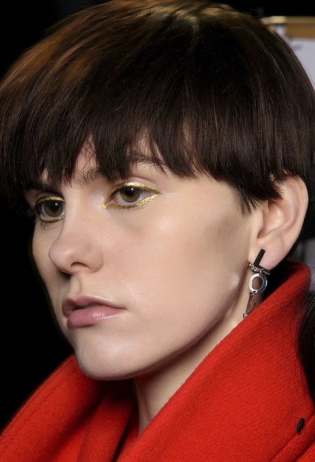 Makijaż oczu jesień 2018: złote kreski