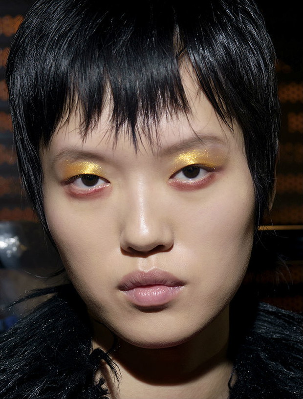 Makijaż oczu jesień 2018: złote powieki