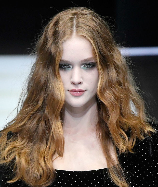 Modne fryzury na jesień 2018: fale syreny