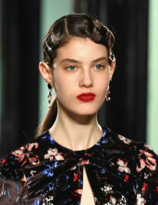 Modne fryzury na jesień 2018: finger waves