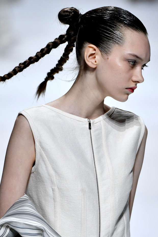 Modne fryzury na jesień 2018: futurystyczny warkocz