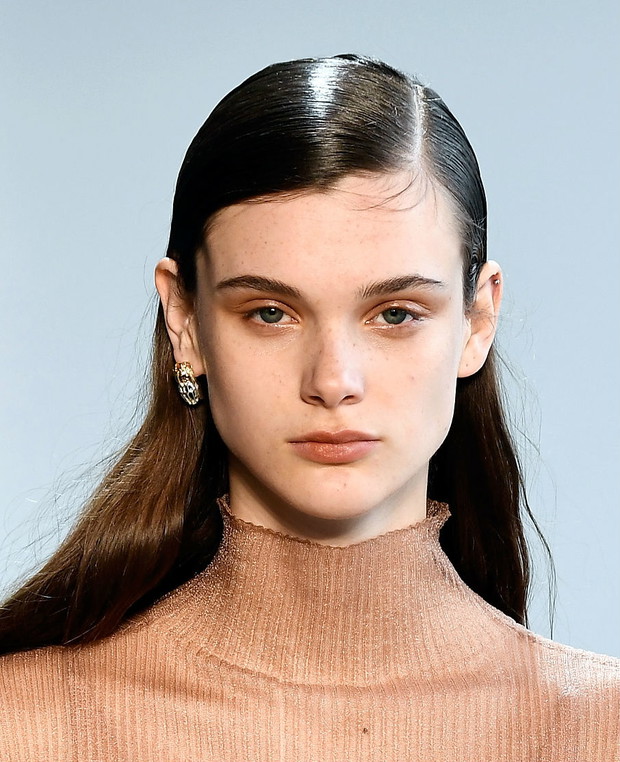 Modne fryzury na jesień 2018: gładko zaczesane