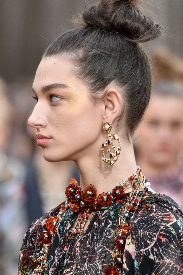 Modne fryzury na jesień 2018: kok baletnicy