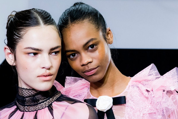 Modne fryzury na jesień 2018: kok