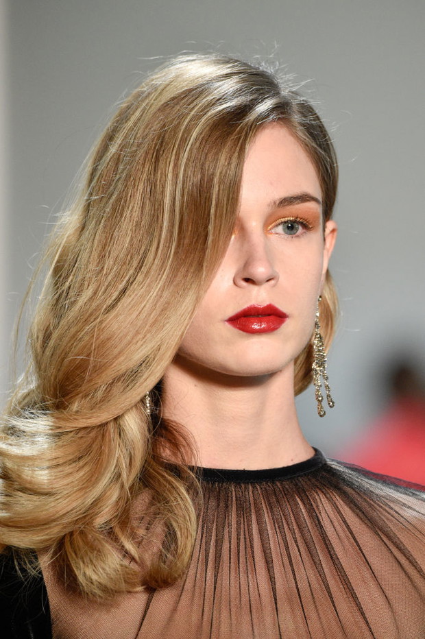 Modne fryzury na jesień 2018: łagodna asymetria