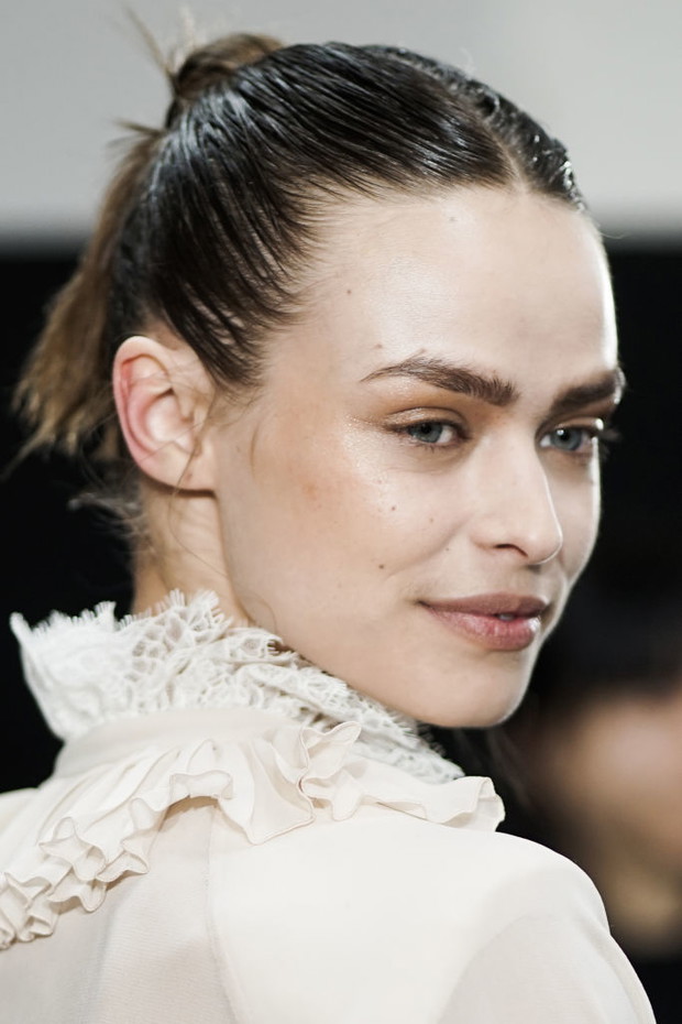 Modne fryzury na jesień 2018: luźne upięcia